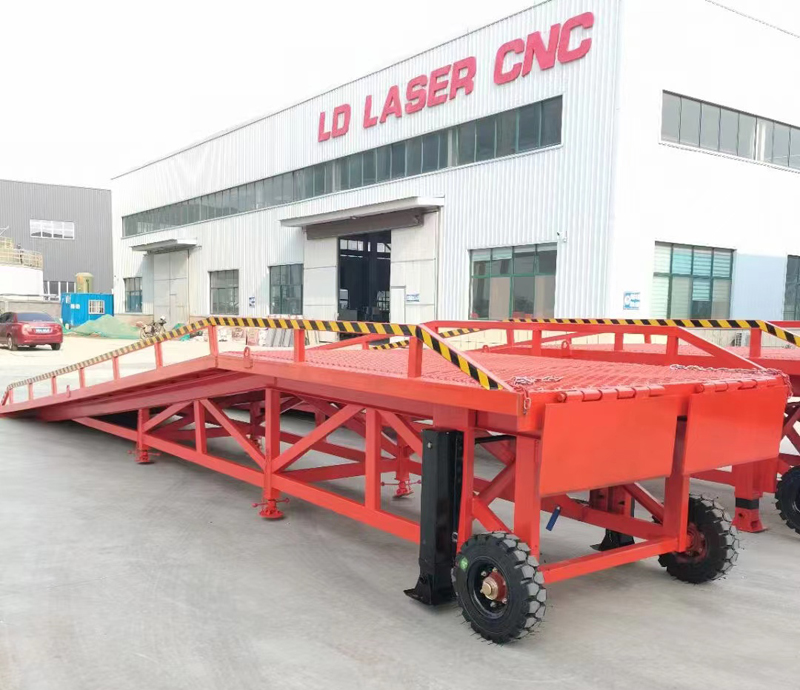 移動(dòng)式液壓登車(chē)橋